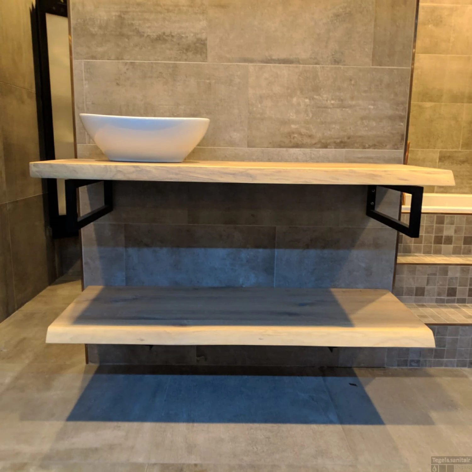 Badkamermeubel BWS Woodstone Twee Bovenbladen Met Boomstamkant 100 Cm (met Beugels En Waskom) 2 Badkamermeubel BWS Woodstone Twee Bovenbladen Met Boomstamkant 100 Cm (met Beugels En Waskom) - Afbeelding 2