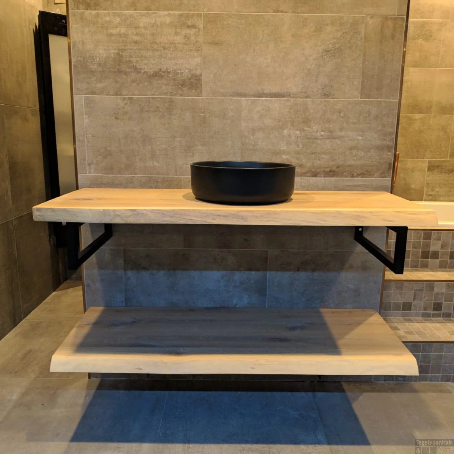 Badkamermeubel BWS Woodstone Twee Bovenbladen Met Boomstamkant 100 Cm (met Beugels En Waskom) 4 Badkamermeubel BWS Woodstone Twee Bovenbladen Met Boomstamkant 100 Cm (met Beugels En Waskom) - Afbeelding 4