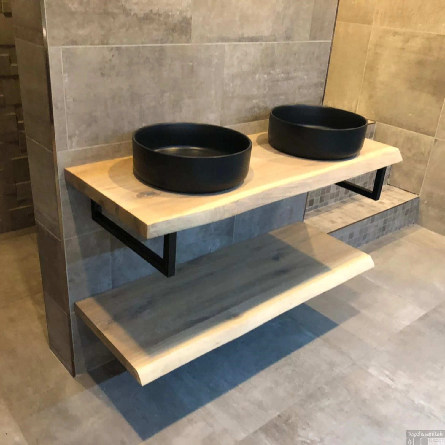 Badkamermeubel BWS Woodstone Twee Bovenbladen Met Boomstamkant 120 Cm (met Beugels En Waskommen) 4 Badkamermeubel BWS Woodstone Twee Bovenbladen Met Boomstamkant 120 Cm (met Beugels En Waskommen) - Afbeelding 4