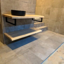 Badkamermeubel BWS Woodstone Twee Bovenbladen Met Boomstamkant 80 Cm (met Beugels En Waskom) -Duravit Verkoop badmeubelset bws woodstone 80 cm twee planken zwarte kom detail3