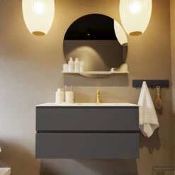 MONDIAZ VICA-DLUX 100cm Badmeubel Onderkast Dark Grey 2 Lades. Inbouw Wastafel CLOUD Rechts 1 Kraangat, Kleur Frappe, En Spiegel Model SPOT -Duravit Verkoop vica dluxe inbouw cloud frappe dark grey front2 0013