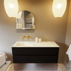 MONDIAZ VICA-DLUX 130cm Badmeubel Onderkast Urban 2 Lades. Inbouw Wastafel CLOUD Links Zonder Kraangat, Kleur Frappe, En Spiegel Model SPOT -Duravit Verkoop vica dluxe inbouw cloud frappe urban front1 0029