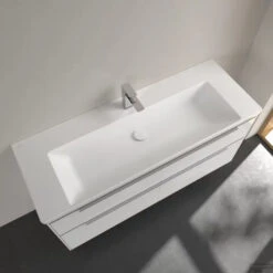 Wastafel Villeroy & Boch Subway 3.0 Met CeramicPlus 1 Kraangat Zonder Overloop 130x47x16.5 Cm Stone White -Duravit Verkoop wastafel villeroy boch subway 3.0 130x47x16.5 cm stone white sfeer3 1